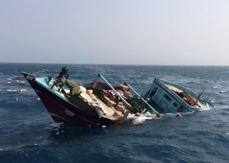 غرق شدن لنج صیادی در پی برخورد با صخره